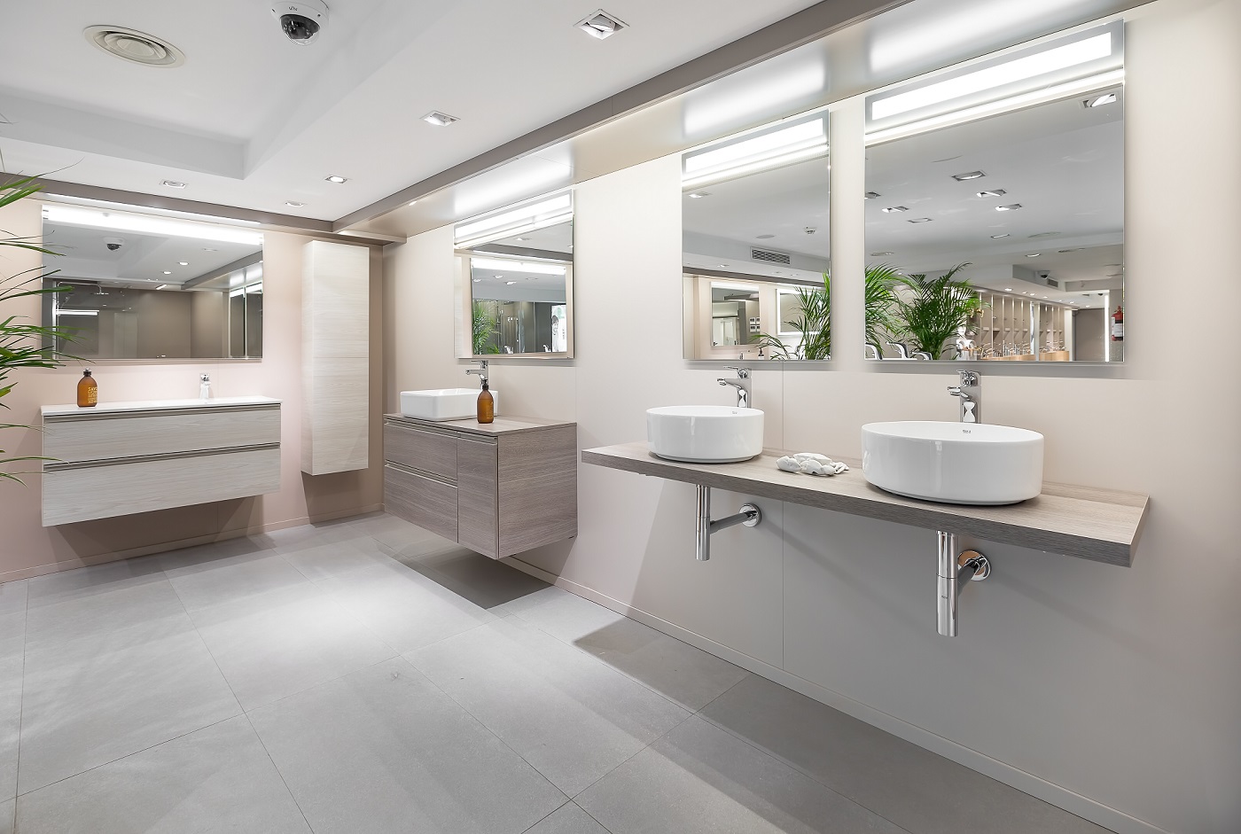 <p>Roca inauguró en junio de 2006 su propio showroom en Casablanca. Atención personalizada en un ambiente de confort y relax.</p>2